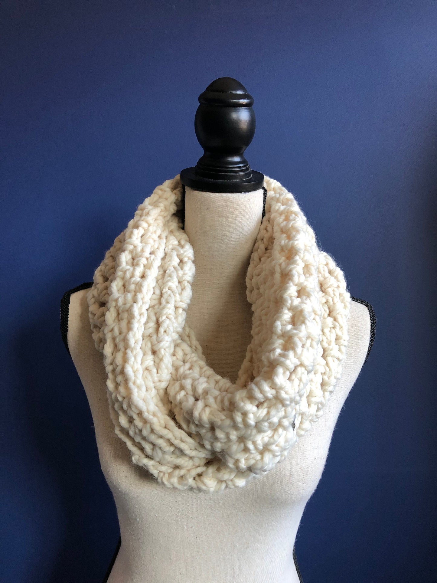 Cream Chunky Knit Womens Scarf. Cream Wedding Scarf. Bulky Crochet Cowl. Oversized Infinity Cowl. Big Knit Cowl. Ivory Wedding Cowl