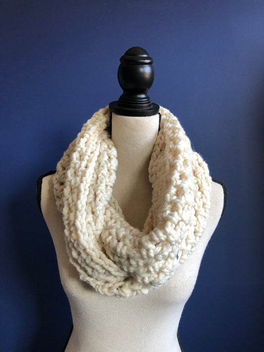 Cream Chunky Knit Womens Scarf. Cream Wedding Scarf. Bulky Crochet Cowl. Oversized Infinity Cowl. Big Knit Cowl. Ivory Wedding Cowl