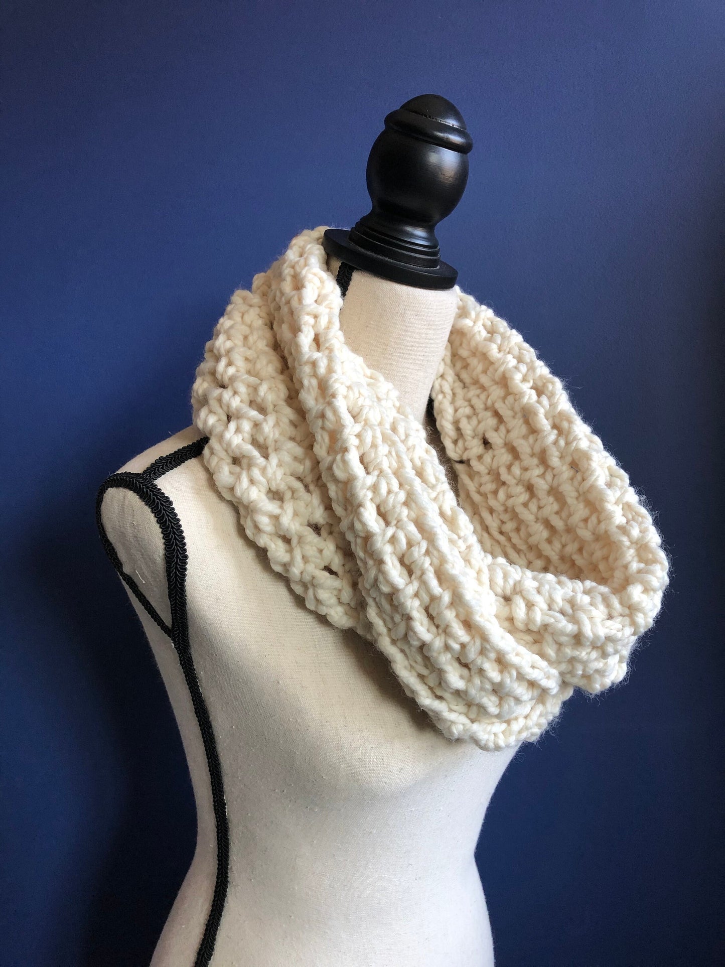 Cream Chunky Knit Womens Scarf. Cream Wedding Scarf. Bulky Crochet Cowl. Oversized Infinity Cowl. Big Knit Cowl. Ivory Wedding Cowl