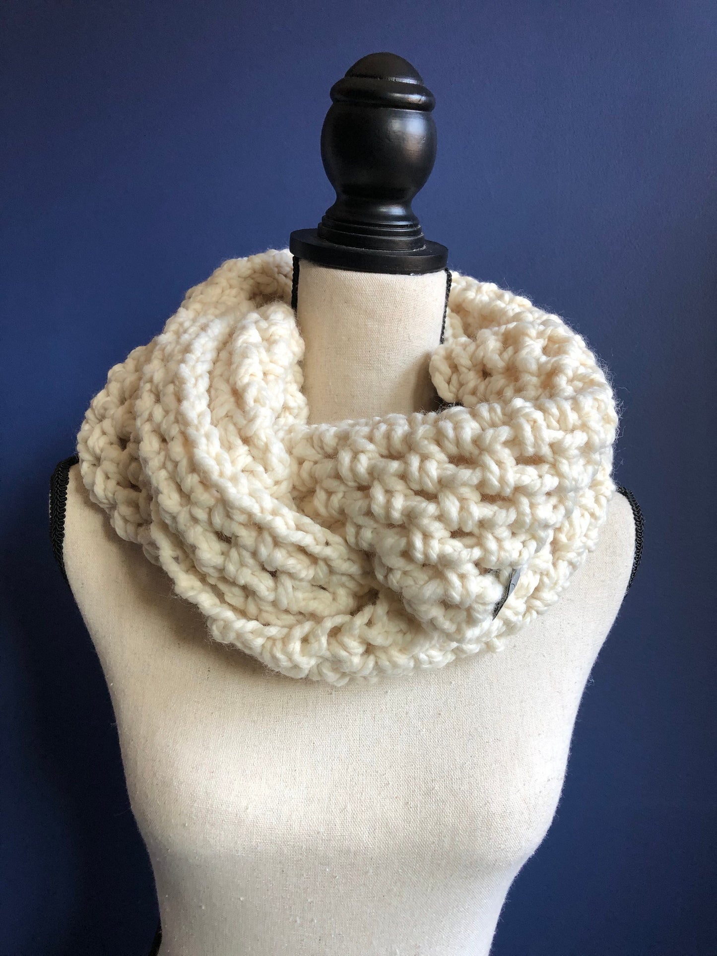 Cream Chunky Knit Womens Scarf. Cream Wedding Scarf. Bulky Crochet Cowl. Oversized Infinity Cowl. Big Knit Cowl. Ivory Wedding Cowl