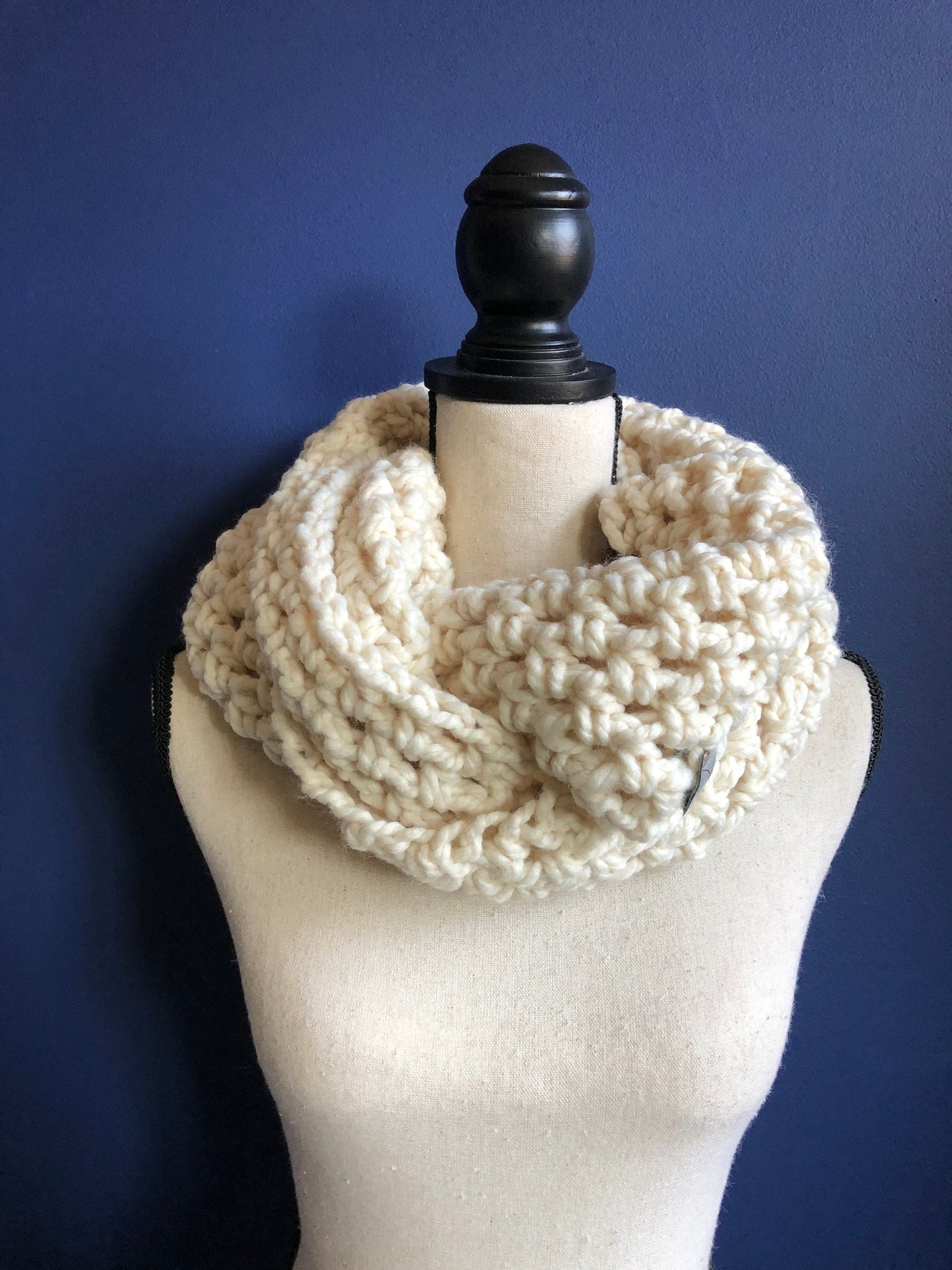 Cream Chunky Knit Womens Scarf. Cream Wedding Scarf. Bulky Crochet Cowl. Oversized Infinity Cowl. Big Knit Cowl. Ivory Wedding Cowl