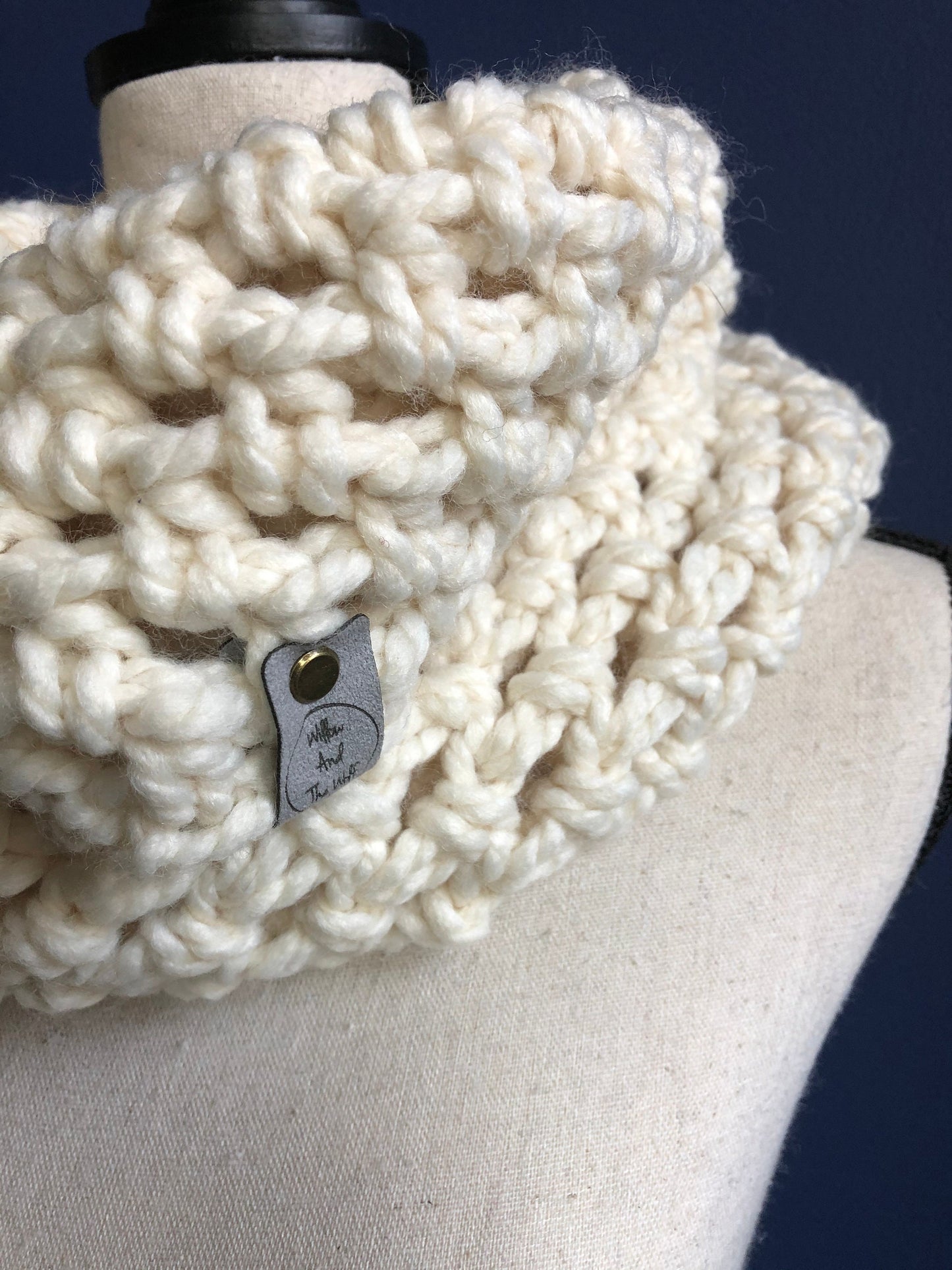 Cream Chunky Knit Womens Scarf. Cream Wedding Scarf. Bulky Crochet Cowl. Oversized Infinity Cowl. Big Knit Cowl. Ivory Wedding Cowl