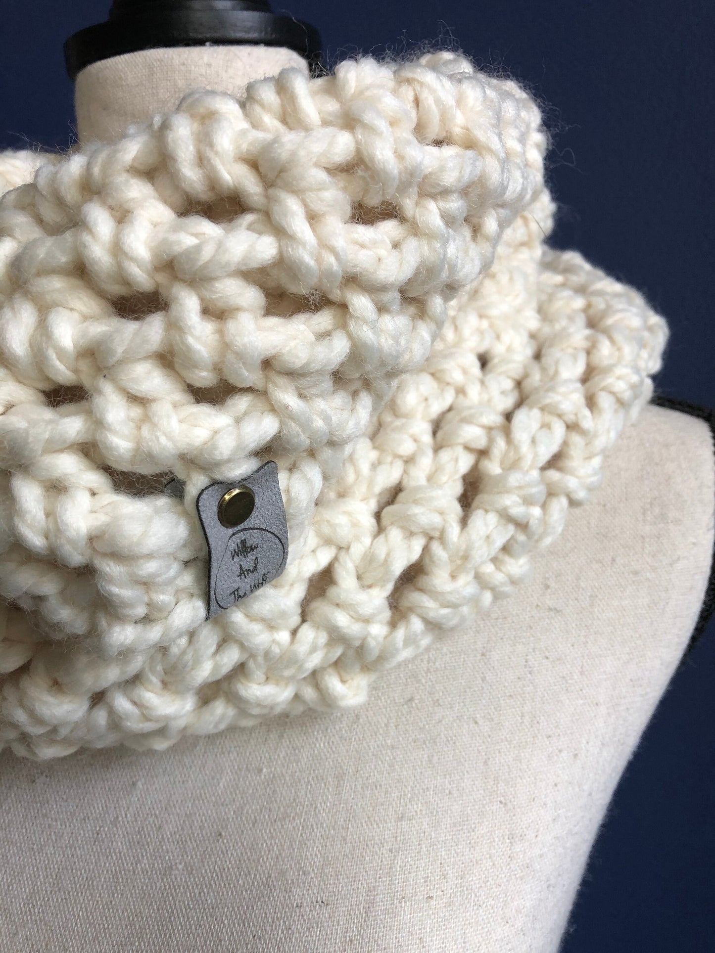 Cream Chunky Knit Womens Scarf. Cream Wedding Scarf. Bulky Crochet Cowl. Oversized Infinity Cowl. Big Knit Cowl. Ivory Wedding Cowl